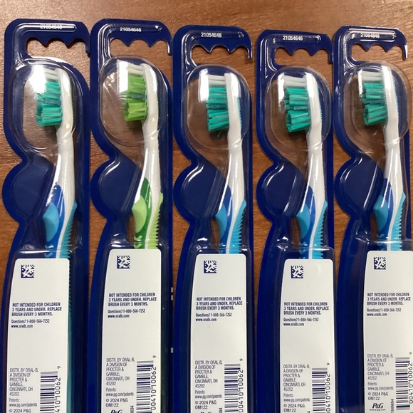 Oral B Medium Advanced Whitening Manual Toothbrush Bundle NEW - Picture 10 of 10